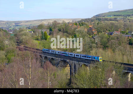 Trans-Pennine Uppermill croisement de trains de banlieue au viaduc Brownhill, Uppermill,Tameside, Greater Manchester, UK. Banque D'Images