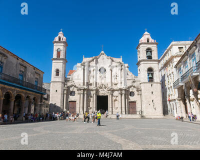 La HAVANE, CUBA - 16 janvier 2017 : vue panoramique de la place de la cathédrale dans la vieille Havane avec l'architecture baroque de la cathédrale de San Cristobal. Cobbleston Banque D'Images