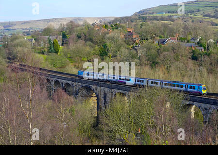 Trans-Pennine Uppermill croisement de trains de banlieue au viaduc Brownhill, Uppermill,Tameside, Greater Manchester, UK. Banque D'Images