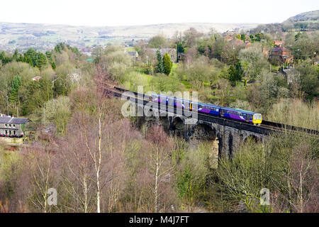 Trans-Pennine Uppermill croisement de trains de banlieue au viaduc Brownhill, Uppermill,Tameside, Greater Manchester, UK. Banque D'Images