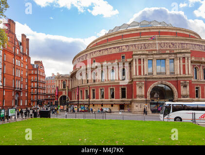 Londres, UK - 1 Nov 2012 : le Royal Albert Hall concert hall façade victorienne illustrée de Kensington Gardens Banque D'Images