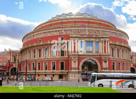 Londres, UK - 1 Nov 2012 : le Royal Albert Hall concert hall façade victorienne illustrée de Kensington Gardens Banque D'Images