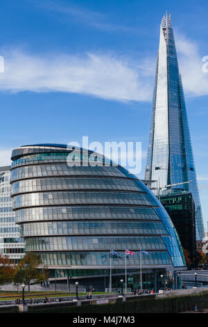 Londres, UK - 1 Nov 2012 : vue depuis le Tower Bridge à la rive sud de la Tamise avec l'Hôtel de Ville et de gratte-ciel d'échardes Banque D'Images