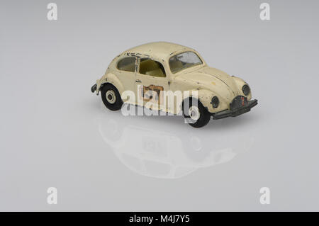 Un livre blanc vintage 1500 Volkswagen Coccinelle berline voiture de course voiture jouet montrant des signes d'utilisation sur un fond blanc. Banque D'Images