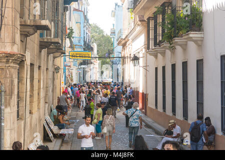 La HAVANE, CUBA. Le bar La Bodeguita del Medio, sur la rue Obispo. Les touristes marcher dans une scène quotidienne dans la Vieille Havane, sur une journée ensoleillée. La Havane Banque D'Images