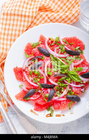 Salade de pamplemousse aux olives, l'oignon rouge, le Basilic Banque D'Images