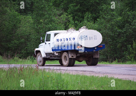 Smolensk, Russie - le 13 juin 2014, citerne voyageant sur une route rurale dans le centre de la Russie Banque D'Images