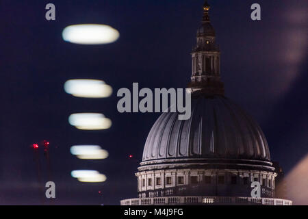 La Cathédrale St Paul - le crépuscule tombe sur la ville de Londres. Banque D'Images