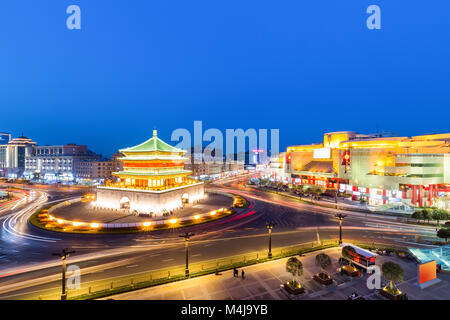 Xian bell tower dans nightfall Banque D'Images