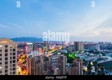 Jiujiang cityscape dans nightfall Banque D'Images