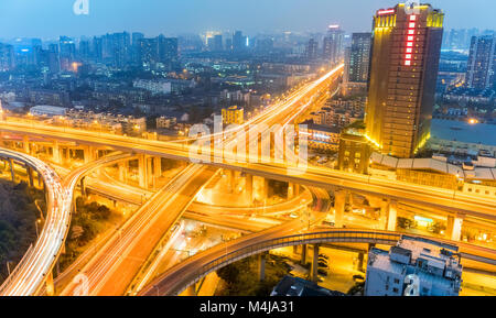 Viaduc urbain dans nightfall Banque D'Images