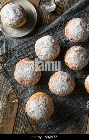 Maison Gourmet Paczki Polonais Donuts avec remplissage en gelée Banque D'Images