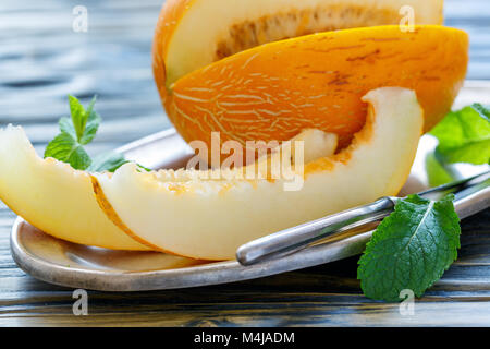 Tranches de melon sucré sur un plateau libre. Banque D'Images