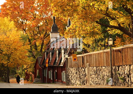 Old Red cottages sur SÖDERMALM à Stockholm en couleurs de l'automne. Banque D'Images