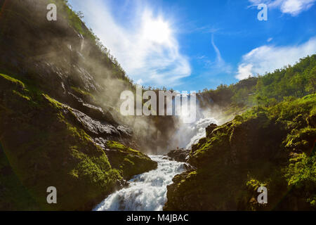 Cascade Kjosfossen géant dans Flam - Norvège Banque D'Images