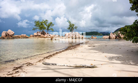 Plage et les rochers, Praslin, Seychelles Banque D'Images