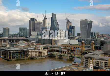 Vue de la ville de Londres sur la tamise de la Tate Modern, Londres, Angleterre, Royaume-Uni. Banque D'Images