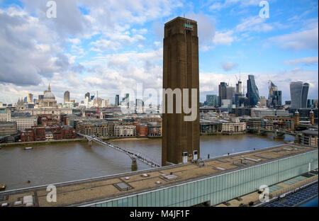 Vue de la ville de Londres sur la tamise de la Tate Modern, Londres, Angleterre, Royaume-Uni. Banque D'Images