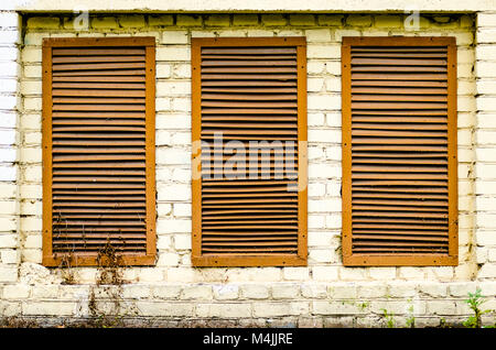 La fenêtre dans le mur de briques anciennes. Banque D'Images