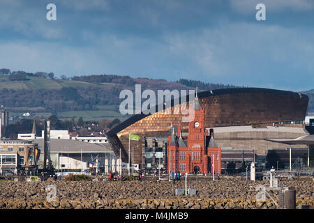 Vue sur la baie de Cardiff vers le bâtiment et Pierhead Wales Millennium Centre à partir du barrage de Cardiff Bay Banque D'Images