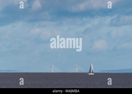 Un téléobjectif vue depuis le barrage de la baie de Cardiff, vers la deuxième Severn Crossing bridge 22 miles (environ 35 km) dans la distance. Banque D'Images