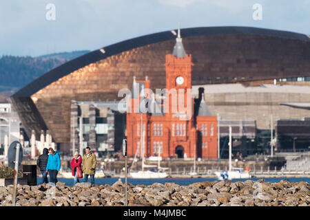 Vue sur la baie de Cardiff vers le bâtiment et Pierhead Wales Millennium Centre à partir du barrage de Cardiff Bay Banque D'Images