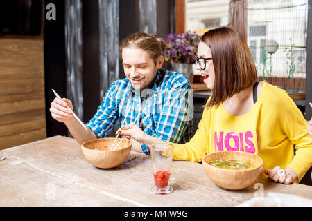 Les amis de manger les repas au restaurant asiatique Banque D'Images