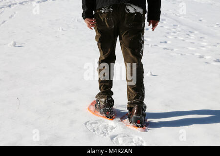 Des profils homme marche en raquettes en hiver Banque D'Images