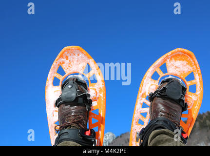 Raquettes en hiver et orange ciel bleu sur l'arrière-plan Banque D'Images