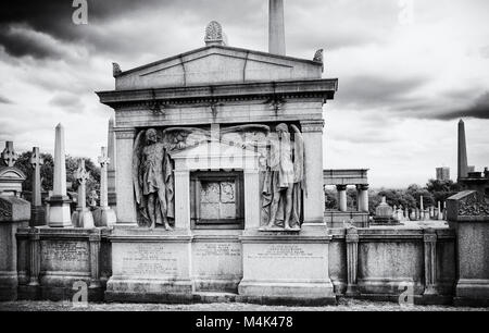 Image en noir et blanc de tombes, Nécropole de Glasgow, ville des morts, un cimetière de l'époque victorienne, à Glasgow, en Écosse. Banque D'Images