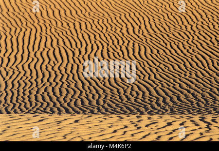 L'Algérie. Timimoun. La mer de sable de l'Ouest. Grand Erg occidental. Désert du Sahara. Close up dune de sable. Des crêtes. Ondulations. Banque D'Images