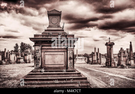 Image en noir et blanc de tombes, Nécropole de Glasgow, ville des morts, un cimetière de l'époque victorienne, à Glasgow, en Écosse. Banque D'Images