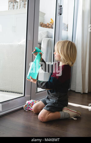 Garçon avec fenêtre nettoyage chiffon rag Banque D'Images