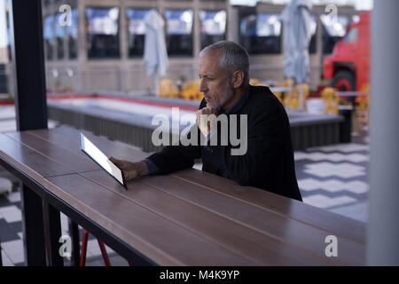 Businessman using digital tablet Banque D'Images