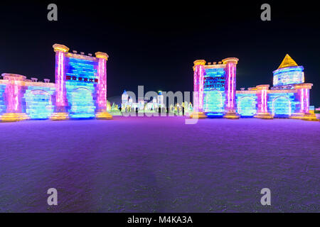 Harbin, Heilongjiang, Chine est l'hôte de renommée mondiale festival des sculptures en glace qui a lieu chaque année au cours de l'hiver. Banque D'Images