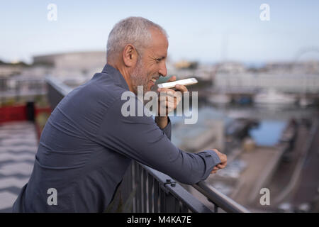 Businessman talking on mobile phone Banque D'Images