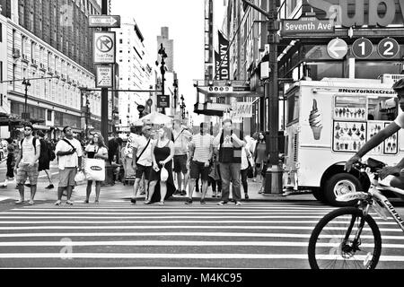 NEW YORK - 24 juin 2017 : scène de rue à partir de midtown Manhattan New York avec les piétons et le trafic vu de Herald Square. Banque D'Images