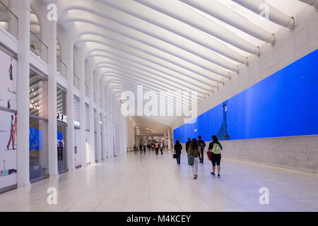 NEW YORK - 10 juin 2017 : vue de l'intérieur de l'Oculus au centre-ville de Manhattan. Banque D'Images