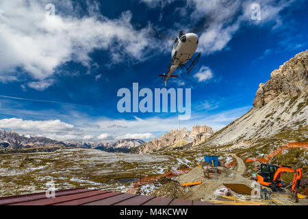 Hélicoptère utilisé pour les opérations de sauvetage aussi pour amener les matériaux de construction, au rez-de-Tre Cime di Lavaredo dans les Dolomites, Italie. Banque D'Images