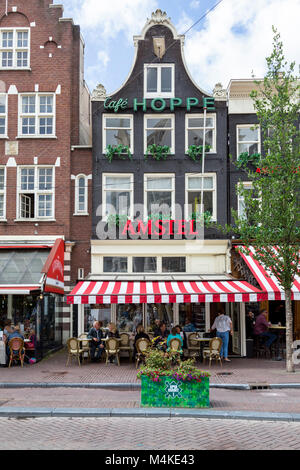 Cafe à Amsterdam avec repas en plein air. Terrasse couverte avec auvent rouge et blanc. Café Hoppe. Banque D'Images