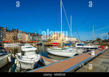 Bateaux, yachts et voiliers, ligne du vieux port à Honfleur en Normandie France entouré de maisons couvertes d'ardoises, des touristes et des terrasses de cafés Banque D'Images