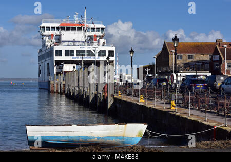 L'île de Wight ferry dans le port de Yarmouth se préparer et charger les voitures pour voyage ou Voyage à Lymington. Services de ferries pour l'île. Banque D'Images