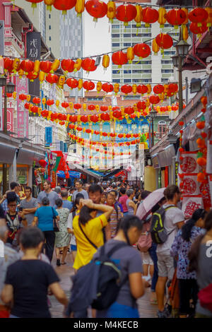 Singapour, Singapour - 30 janvier. 2018 : vue extérieure de personnes à pied au marché public Le Lau Pa Sat festival market Telok Ayer est une maison victorienne historique construction du marché en fonte à Singapour Banque D'Images