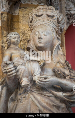 Vierge Marie et Jésus enfant, sculpture à Saint Kilian's Church (Kilianskirche) en centre-ville historique de Korbach, Hesse du Nord, Allemagne Banque D'Images