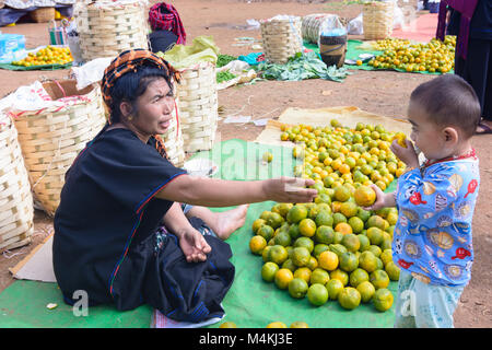 Inthein : jour de marché marché de rotation, les fournisseurs du vendeur, acheteur femme ethnie Intha, lac Inle, l'État de Shan, Myanmar (Birmanie) Banque D'Images