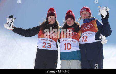 Or Argent Bronze Mathilde Gremaud et Sarah Hoefflin de Suisse avec la société britannique Isabel Atkin dans la station de ski à l'Bogwang Slopestyle Snow Park pendant huit jours de la Jeux Olympiques d'hiver de 2018 à PyeongChang en Corée du Sud. Banque D'Images