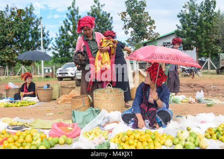 Inthein : jour de marché marché de rotation, les fournisseurs du vendeur, acheteur femme ethnie Intha, lac Inle, l'État de Shan, Myanmar (Birmanie) Banque D'Images