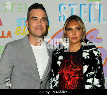 Stella McCartney Automne 2018 Présentation faite à S.I.R. Studios à Los Angeles, Californie. En vedette : Robbie Williams, épouse Ayda Field Où : Pasadena, California, United States Quand : 16 Jan 2018 Credit : Adriana Barraza M./WENN.com Banque D'Images