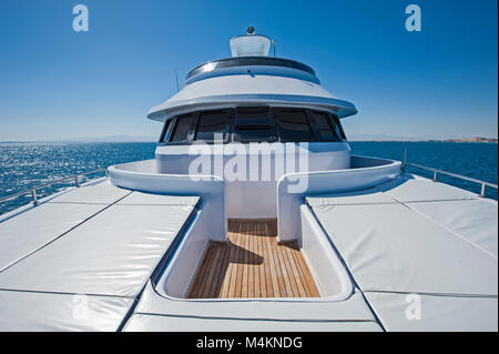 Vue sur la proue d'un grand yacht de luxe sur le pont avec l'océan ouvert tropical Banque D'Images