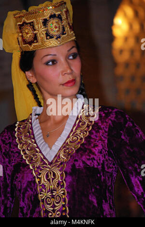 Femme en costume traditionnel, Boukhara - Ouzbékistan. © Antonio Ciufo Banque D'Images